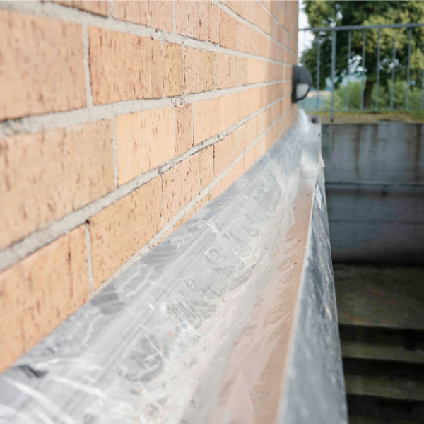 Schmutzwasserrinne an der Fassade bei der Reinigung